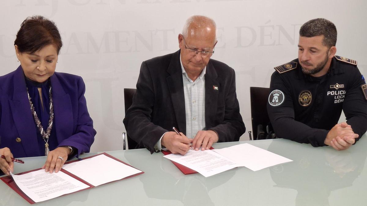 La firma del convenio entre la directora del hospital HCB y el alcalde de Dénia