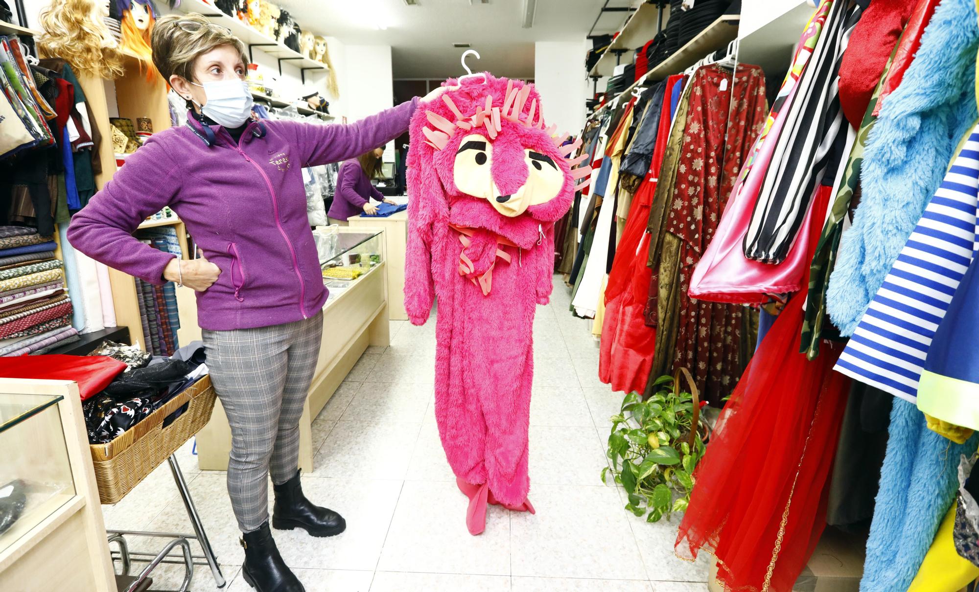 Las tiendas de disfraces ultiman los preparativos para el regreso del carnaval