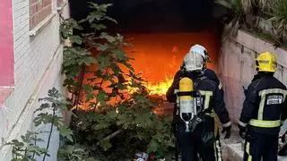 Los bomberos sofocan un incendio en el edificio abandonado del antiguo hotel Mariano