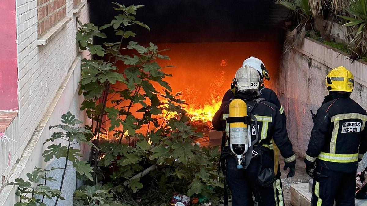 Bomberos actúan en el incendio del sótano del antiguo hotel Mariano.