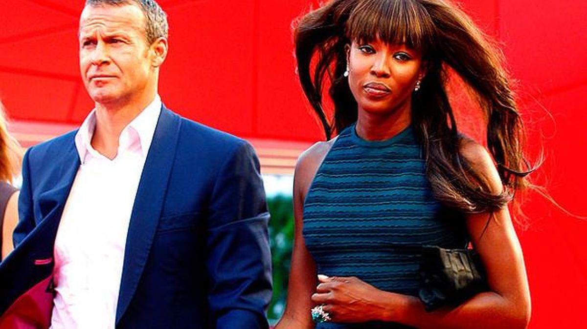 La model Naomi Campbell i el seu nòvio Vladimir Doronin desfilen sobre l’alfombra vermella del Cinema Palace de Venècia.