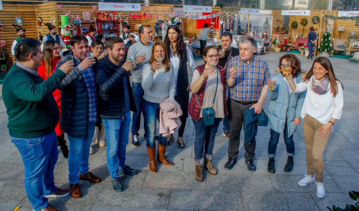 El brindis que sirvió para inaugurar el mercado.  | // IÑAKI ABELLA