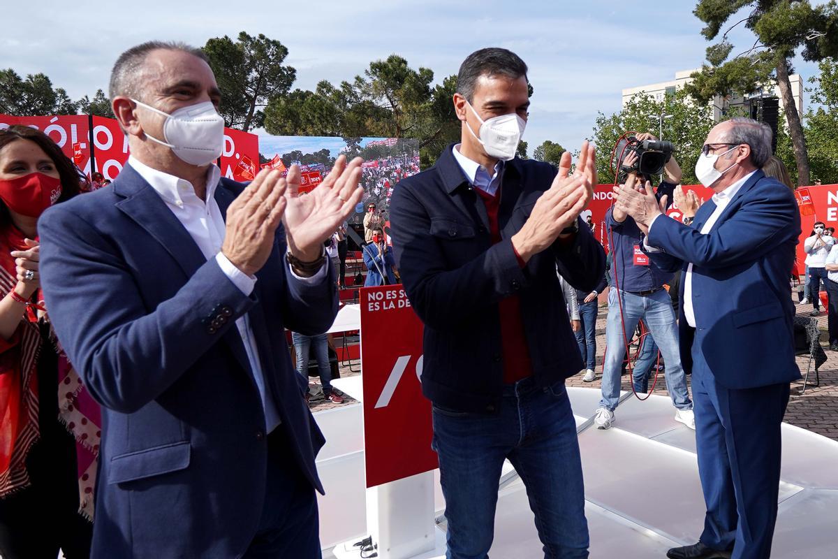 José Manuel Franco , Pedro Sanchez y Ángel Gabilondo durante un mitin en Entrevias.