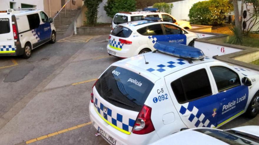 Diversos vehicles aparcats a la prefectura de la Policia Local de Blanes