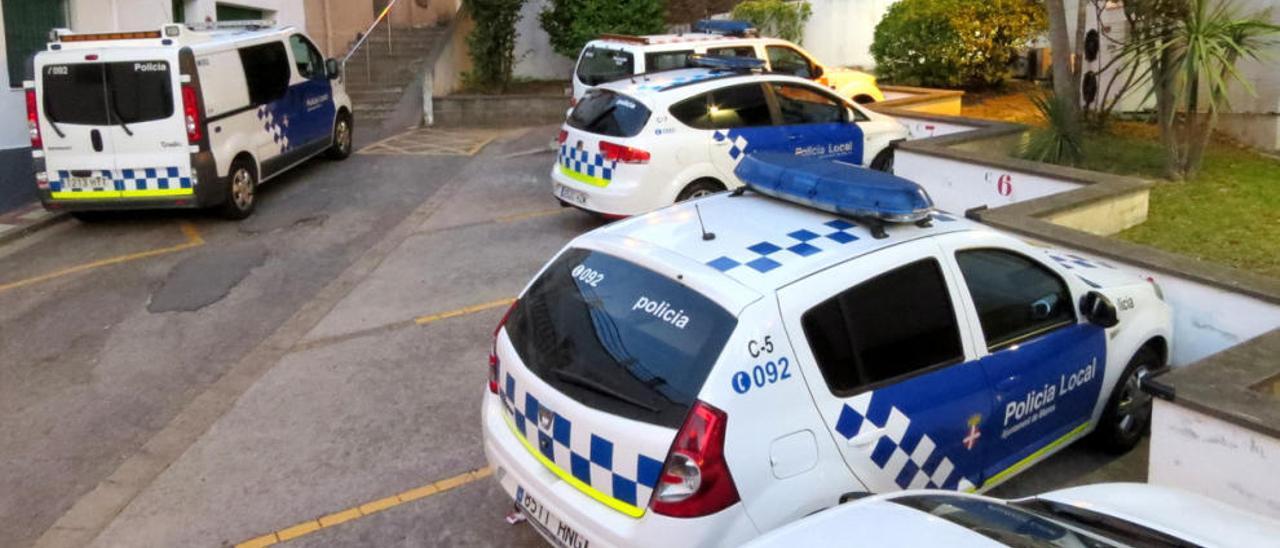 Diversos vehicles aparcats a la prefectura de la Policia Local de Blanes