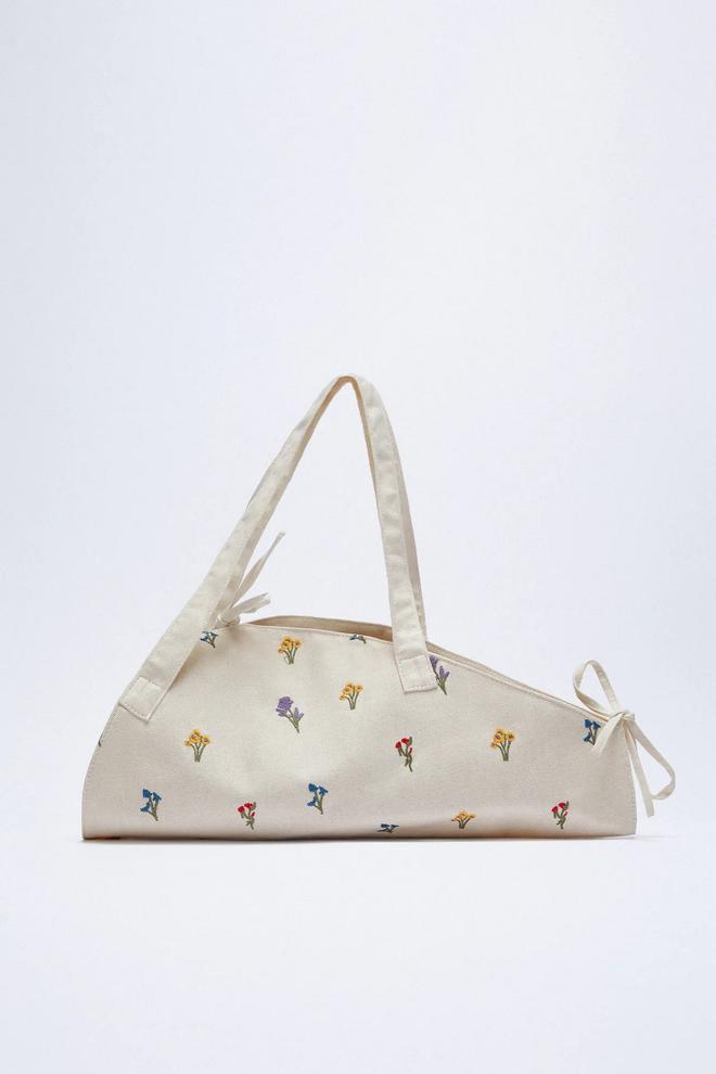 Bolso portaflores estampado, con asas de hombro e interior forrado, de Zara