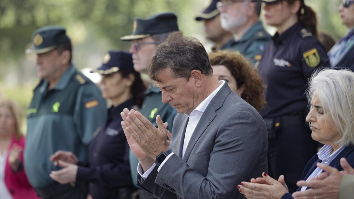 El delegado del Gobiern, José Ramón Gómez Besteiro, en el minuto de silencio.