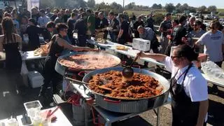 700 racions de fideuada al mig de l'AP-7: els pagesos dinen a l'espera de novetats amb el Ministeri