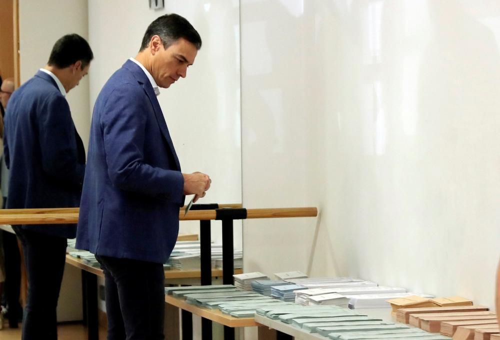 Pedro Sánchez vota en Pozuelo