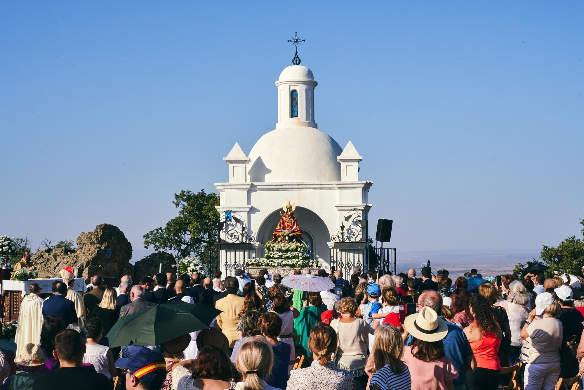 La patrona de Cáceres abre su Año Jubilar con cientos de devotos en el santuario