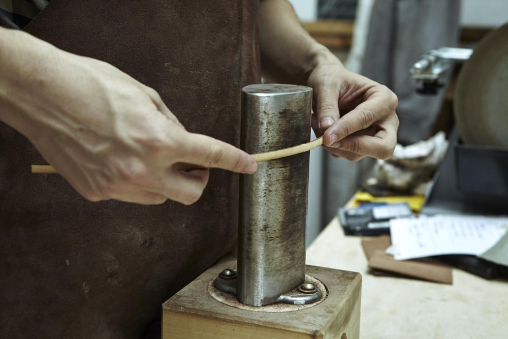 Físico que se ha convertido en luthier y confeccio