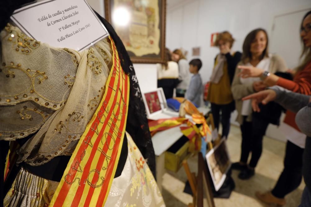 La comisión de la Plaza de Luis Cano ha organizado una muestra de indumentaria tradicional valenciana con motivo de su 75 aniversario.