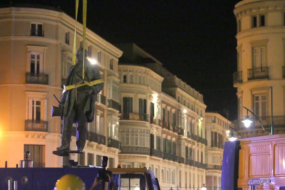 Traslado de la escultura del Marqués de Larios para su restauración.