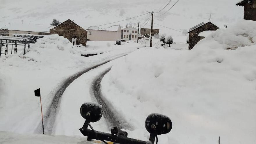 La nieve complica el tráfico: Pajares cerrado a camiones y aconsejan no superar los 100 km/h en la autopista del Huerna