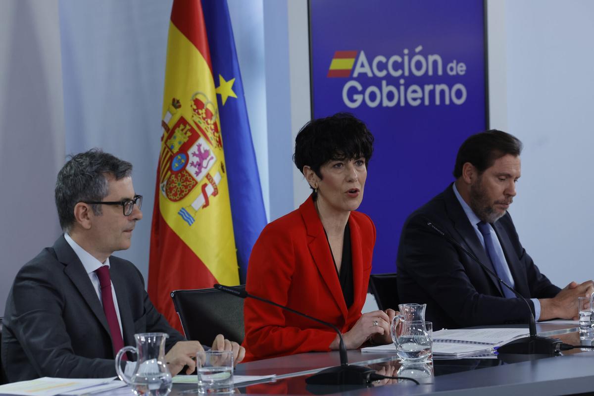 La ministra Portavoz, Elma Saiz, el ministro de la Presidencia y Justicia, Félix Bolaños, y el ministro de Transportes, Óscar Puente, comparecen este martes en la rueda de prensa posterior al Consejo de Ministros.
