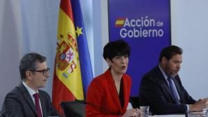 La ministra Portavoz, Elma Saiz, el ministro de la Presidencia y Justicia, Félix Bolaños, y el ministro de Transportes, Óscar Puente, comparecen este martes en la rueda de prensa posterior al Consejo de Ministros. 