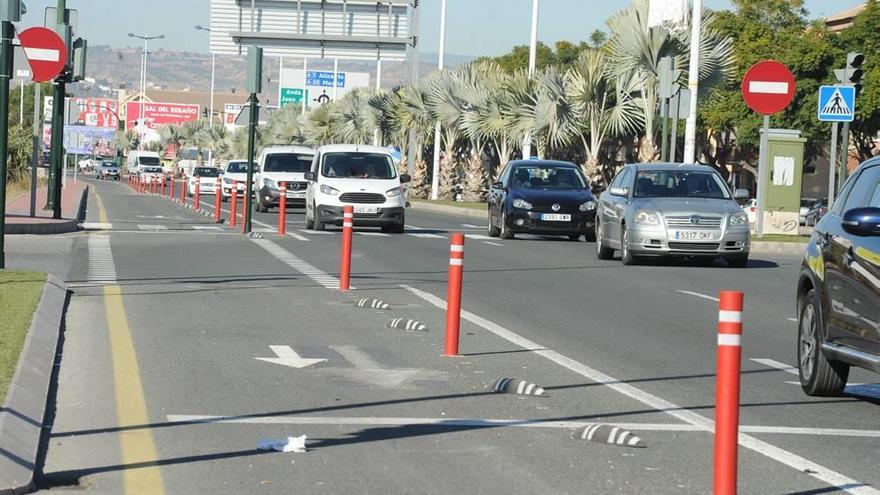 La eliminación de un carril para el tráfico de vehículos también genera atascos prácticamente a diario en la avenida Reino de Murcia.