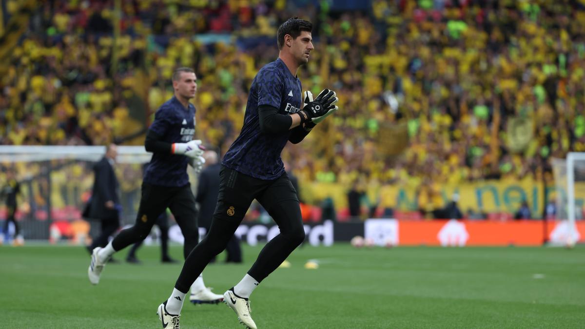 El portero belga del Real Madrid Thibaut Courtois calienta antes del inicio de la final de la Liga de Campeones que el equipo madridista y Borussia Dortmund disputan hoy sábado en el estadio de Wembley, en Londres.