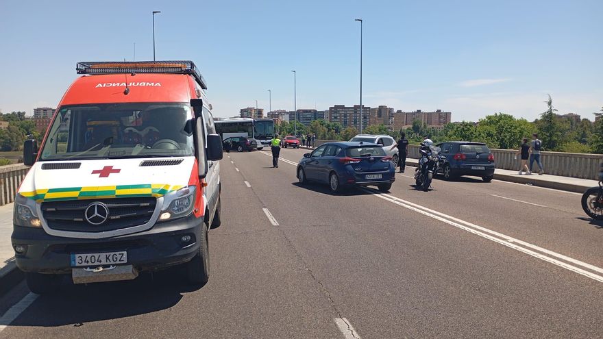 Un accidente en el puente de la Universidad de Badajoz colapsa la zona a mediodía
