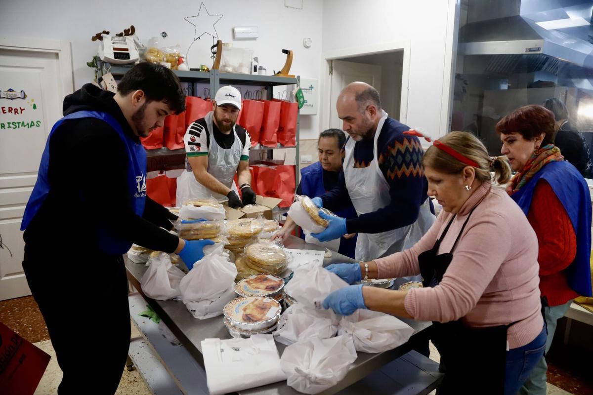 Los Ángeles de la Noche reparten 400 menús esta Navidad en Málaga Los Ángeles de la Noche reparten 400 menús esta Navidad en Málaga
