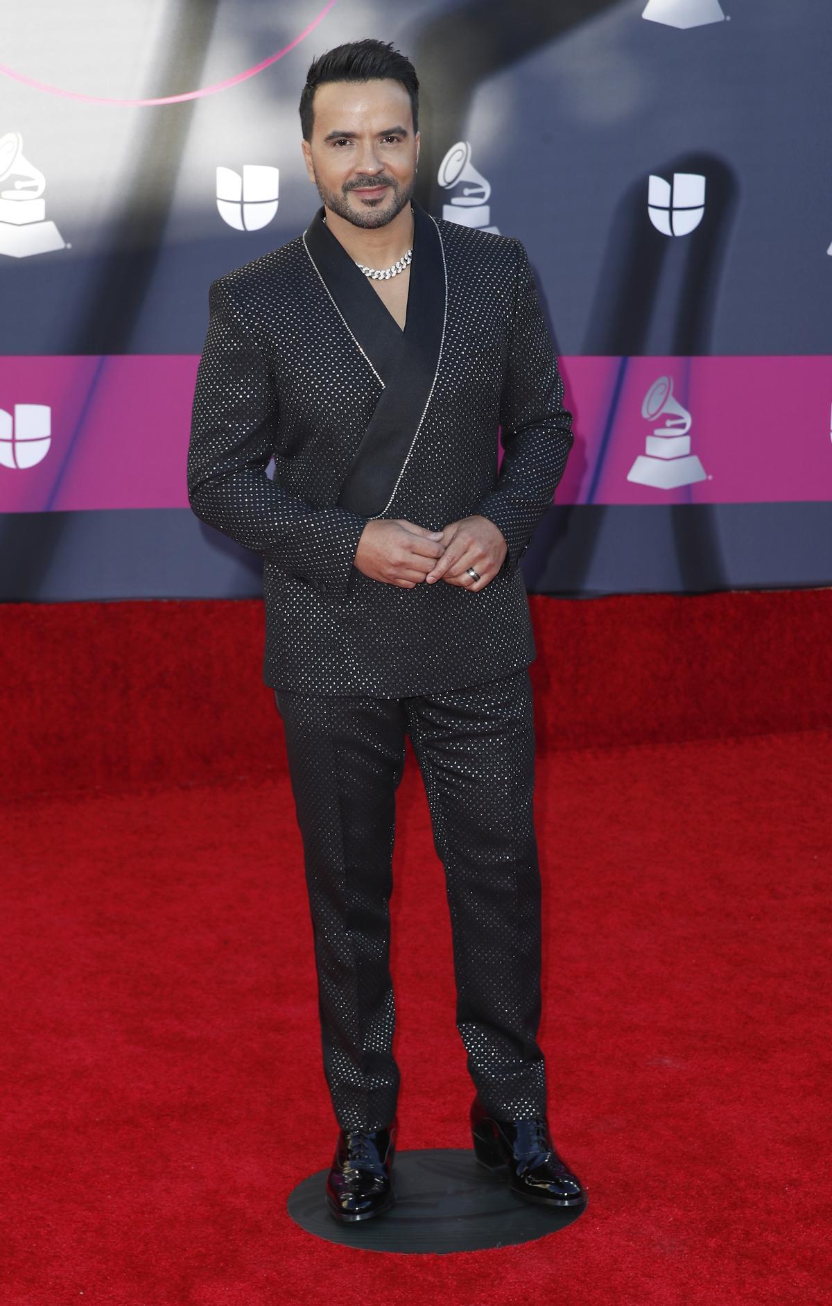 Las Vegas (United States), 17/11/2022.- Luis Fonsi arrives on the red carpet prior to the 23rd Annual Latin Grammy Awards at the Michelob Ultra Arena at Mandalay Bay in Las Vegas, Nevada, USA, 17 November 2022. The Latin Grammys recognize artistic and/or technical achievement, not sales figures or chart positions, and the winners are determined by the votes of their peers - the qualified voting members of the Latin Recording Academy. (Estados Unidos) EFE/EPA/CAROLINE BREHMAN