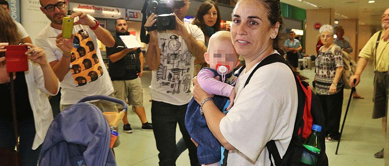 María Teresa Gregoria a su llegada a Eivissa con  el bebé en junio de 2016 | VICENT MARÍ