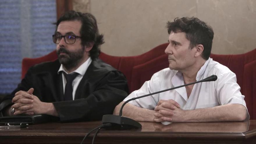 El acusado, ayer en la Audiencia antes de conocer el veredicto del tribunal popular.