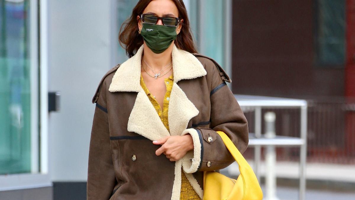 Irina Shayk con bolso de color amarillo