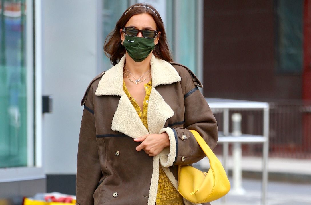 Irina Shayk con bolso de color amarillo
