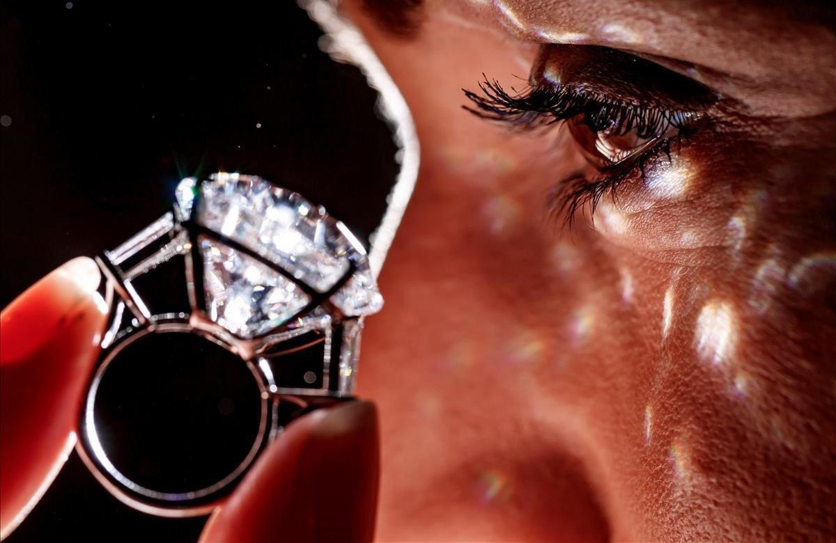 Una empleada de la casa de subastas Sotheby’s posa con un diamante de 36,57 quilates engarzado en un anillo durante la presentación, este miércoles, de la subasta en la que se espera vender el anillo entre los 4.500.000 y los 5.500.000 euros el próximo 14 de mayo.