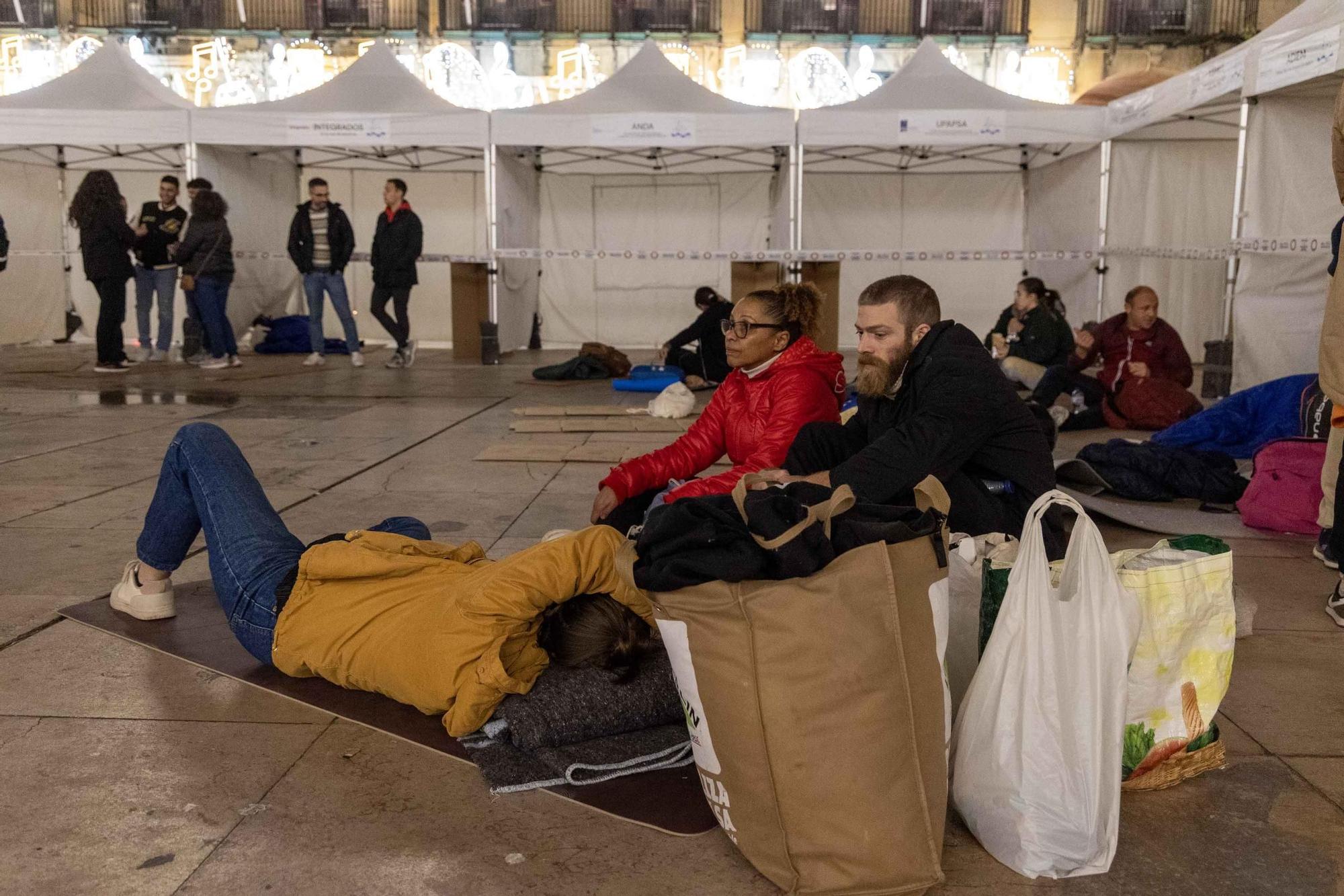 Acampada al raso en la Plaza del Ayuntamiento de Alicante en apoyo a las personas sin hogar