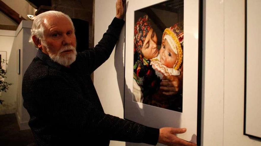 El fotógrafo Félix Marbán junto a una de sus imágenes.