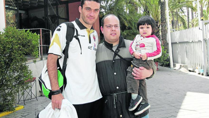 Jorge Molina, en la imagen junto a un aficionado, reconoce que en Elche lo han tratado muy bien, pero le gustaría irse al Betis.