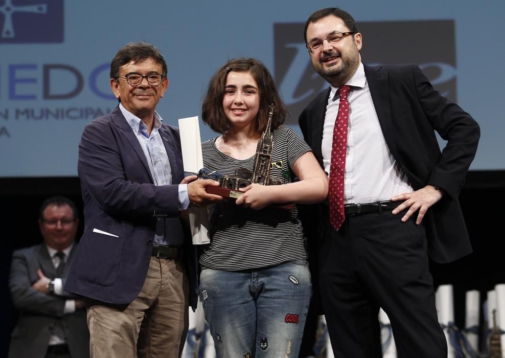 Ceremonia de entrega de los premios del XXIV concurso y muestra del Folclore Ciudad de Oviedo