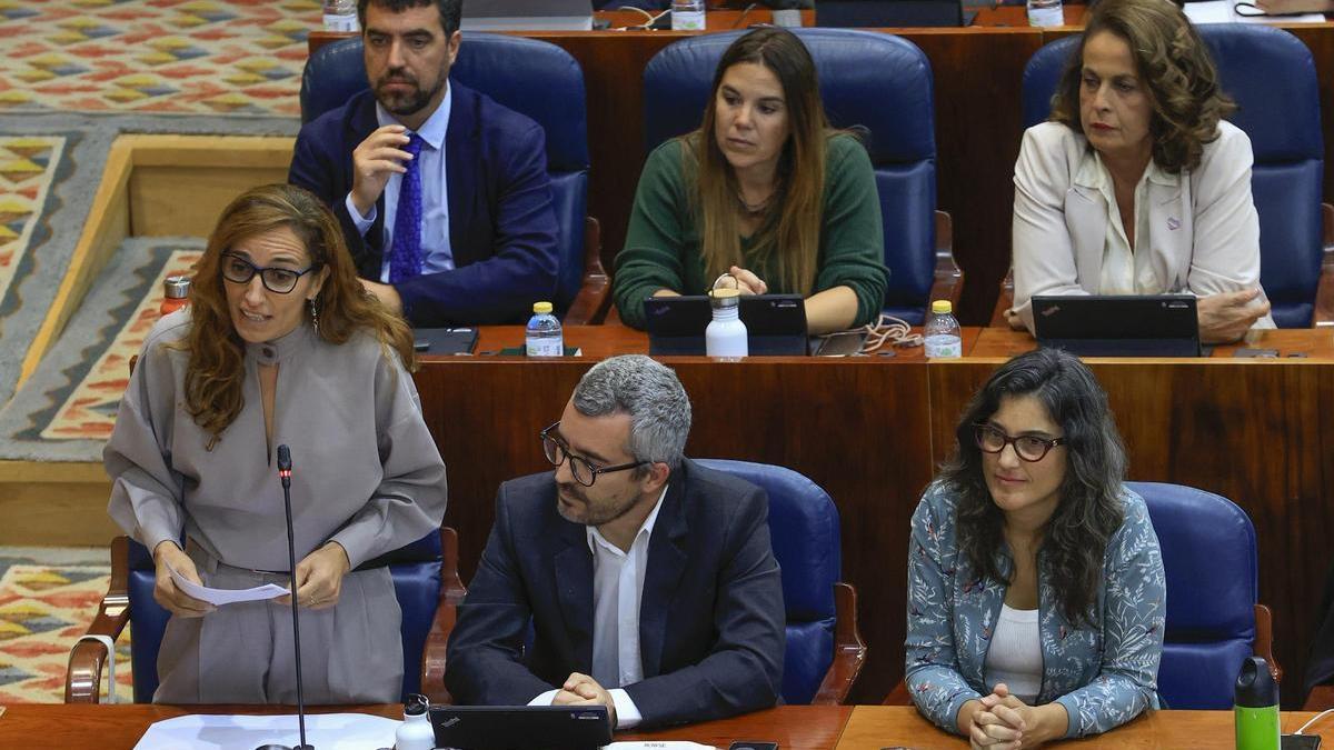 Mónica García junto a Javi Padilla y Manuela Bergerot en la Asamblea de Madrid.