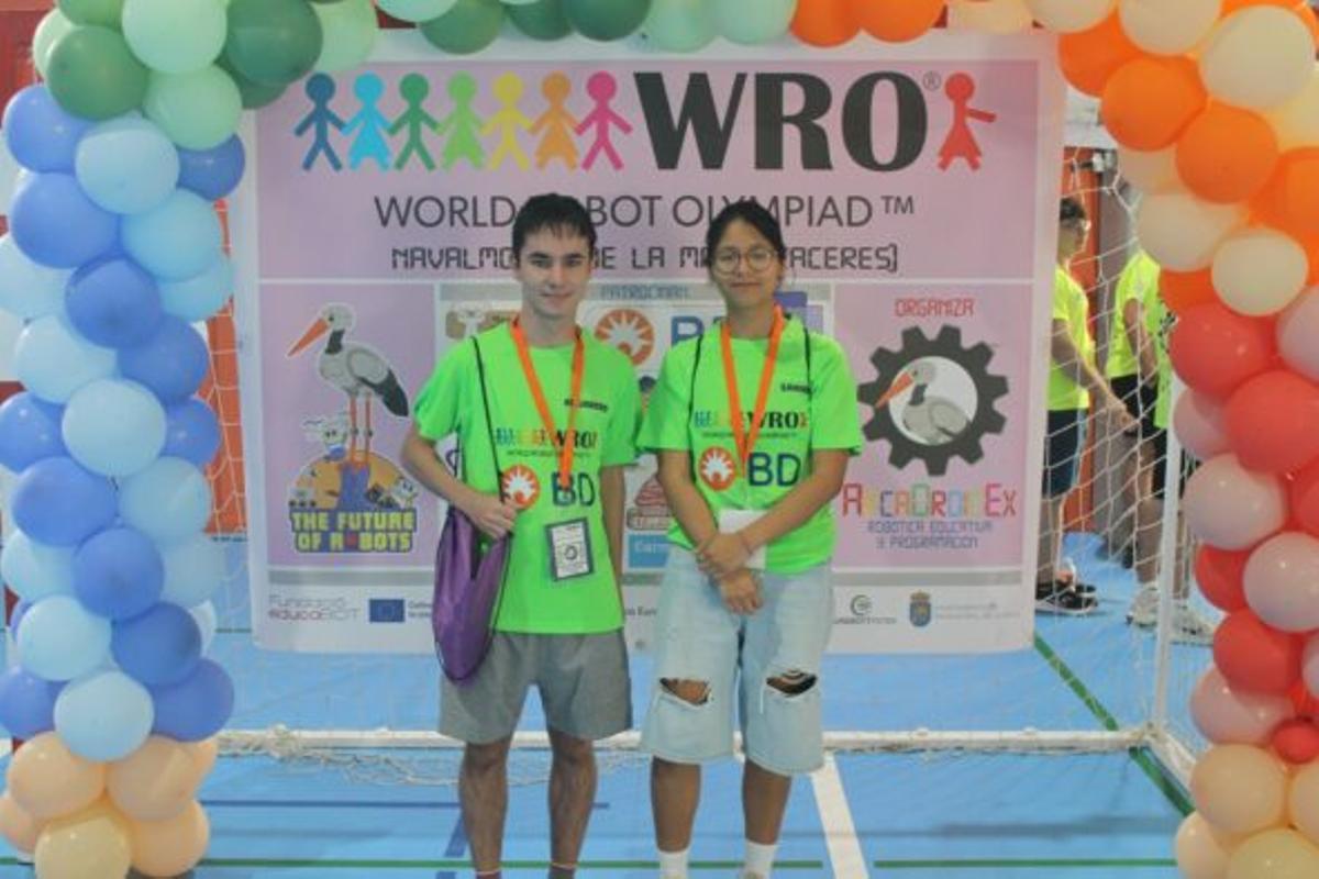 Alejandro González y Yelena Samira tras su victoria en la fase nacional.