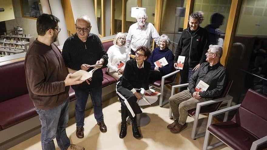 Els escriptors del col·lectiu literari Lola Palau reunits a la biblioteca de Sant Fruitós