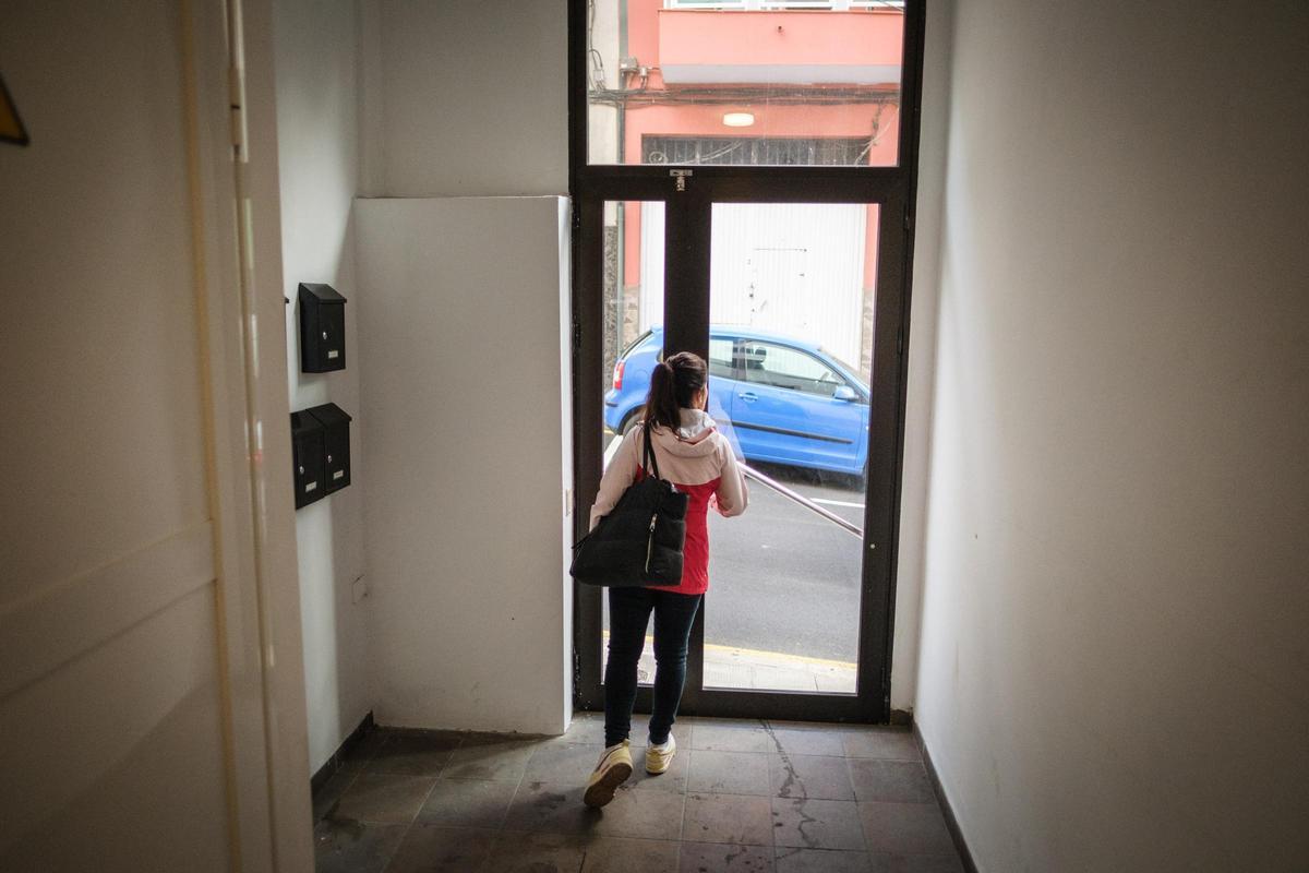 Beatriz Gutiérrez sale de la que ha sido su casa durante casi nueve años.