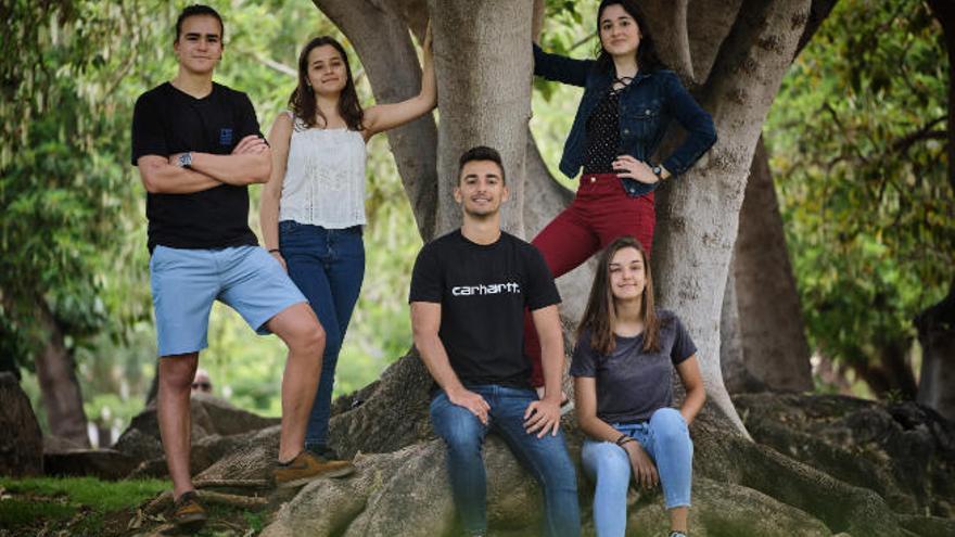 Los estudiantes con las mejores notas de la EBAU de la ULL en una foto de familia tomada en el parque de La Granja de Santa Cruz.