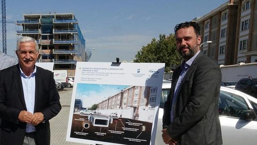 Del Río y Raúl Jiménez, junto al cartel del proyecto.