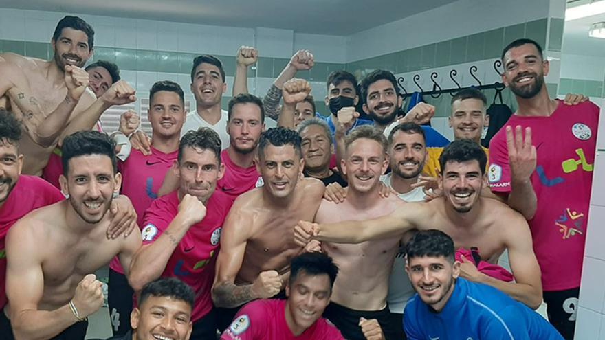 Los jugadores del Ciudad de Lucena celebran la victoria en el campo del Ceuta.