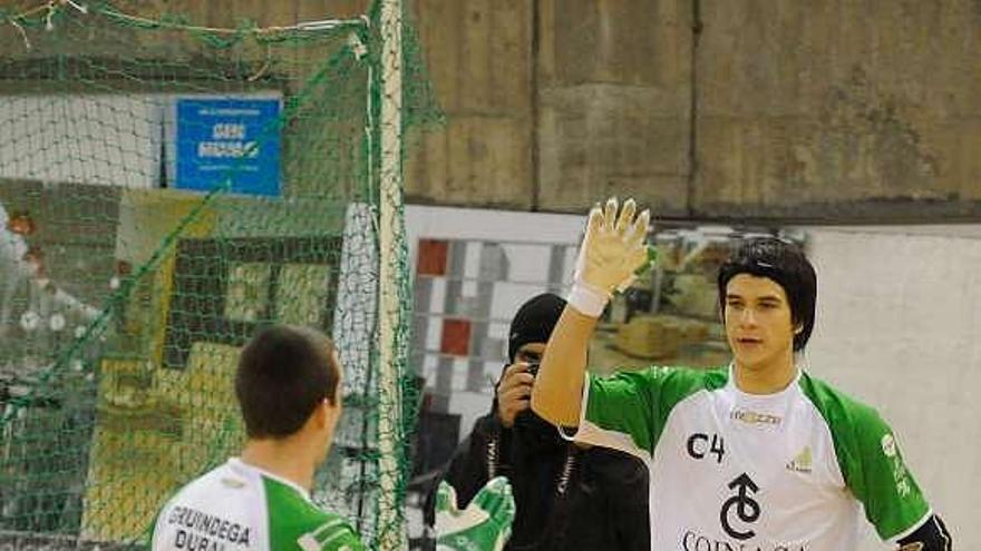 Barreiros y Pablo Álvarez celebran un gol. / víctor echave