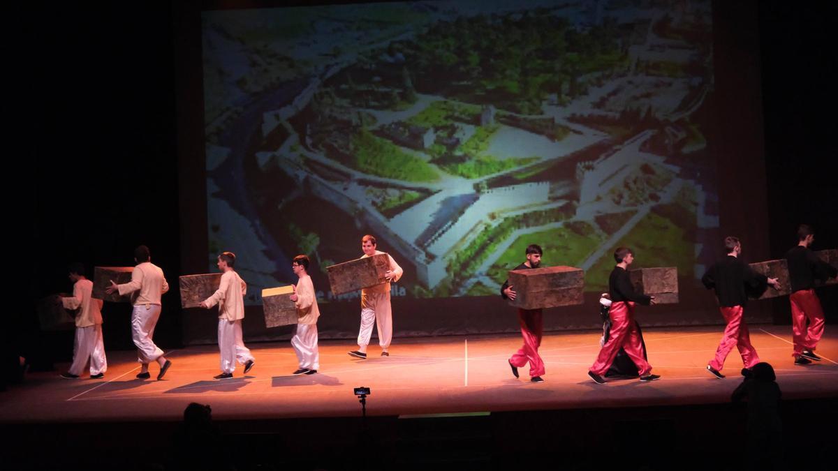 Alumnos del CEE Los Ángeles durante su espectáculo teatral ayer en el Teatro López de Ayala.