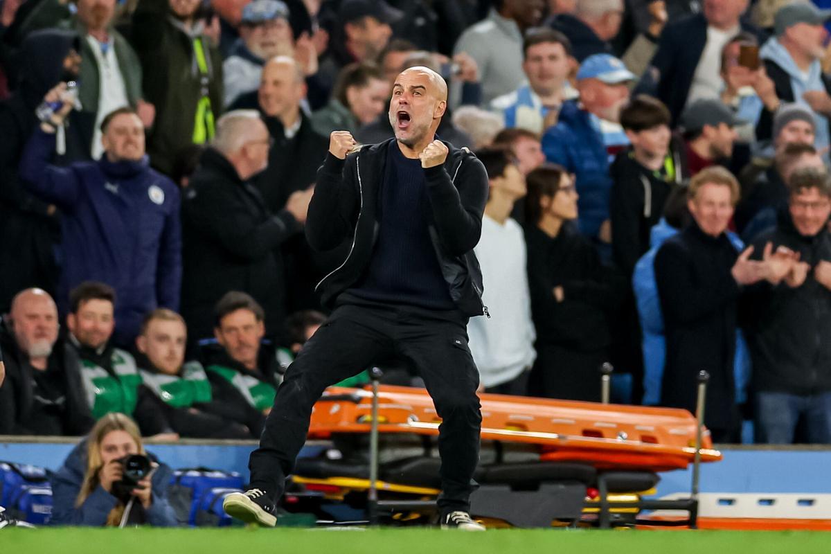 Manchester (United Kingdom), 22/04/2025.- Manchester City's manager Pep Guardiola celebrates the 2-1 goal during the English Premier League soccer match between Manchester City and Aston Villa in Manchester, Britain, 22 April 2025. (Reino Unido) EFE/EPA/ADAM VAUGHAN EDITORIAL USE ONLY. No use with unauthorized audio, video, data, fixture lists, club/league logos, 'live' services or NFTs. Online in-match use limited to 120 images, no video emulation. No use in betting, games or single club/league/player publications.. EDITORIAL USE ONLY. No use with unauthorized audio, video, data, fixture lists, club/league logos, 'live' services or NFTs. Online in-match use limited to 120 images, no video emulation. No use in betting, games or single club/league/player publications.
