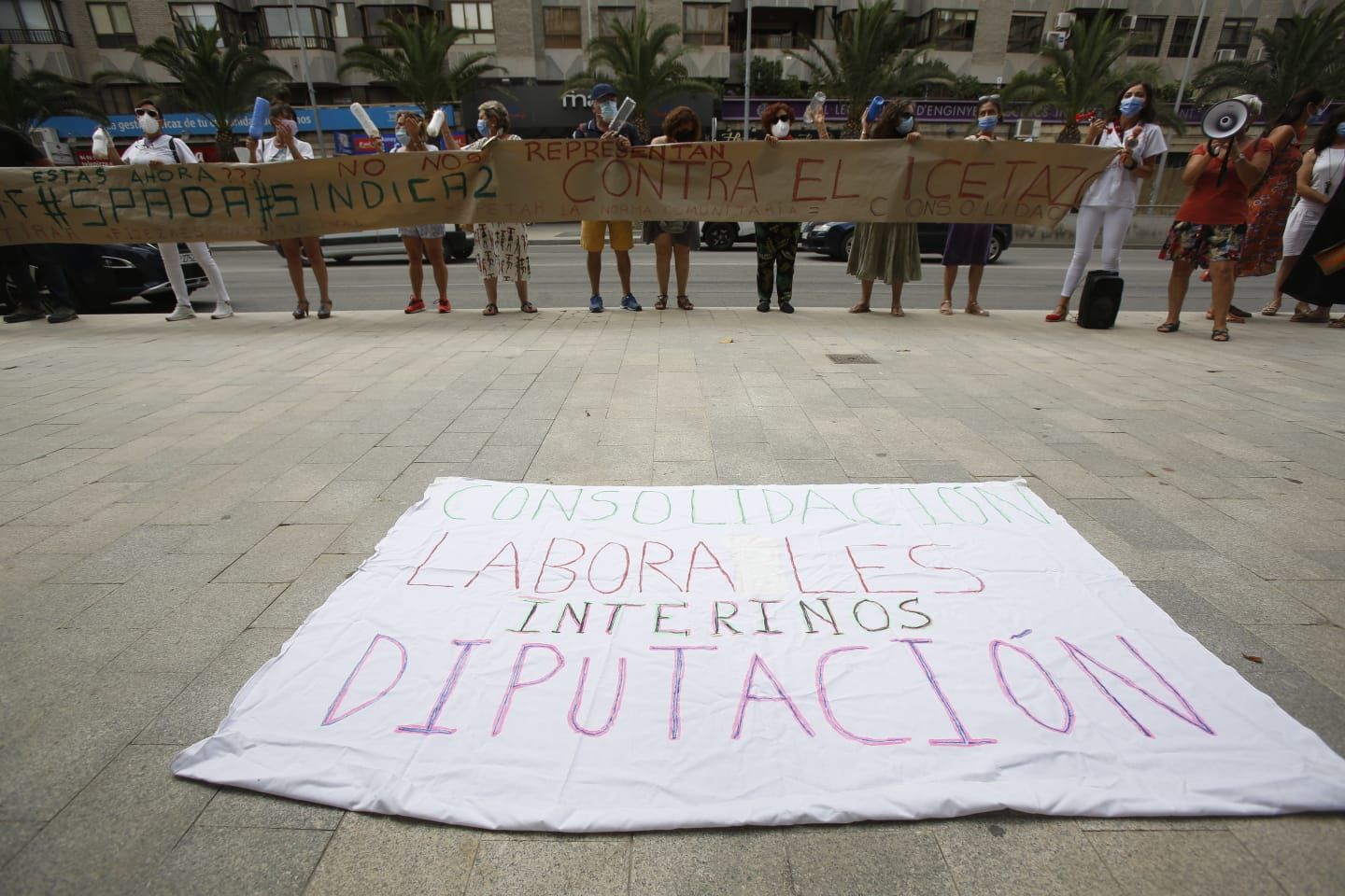 Protesta de interinos en la puerta de la Diputación