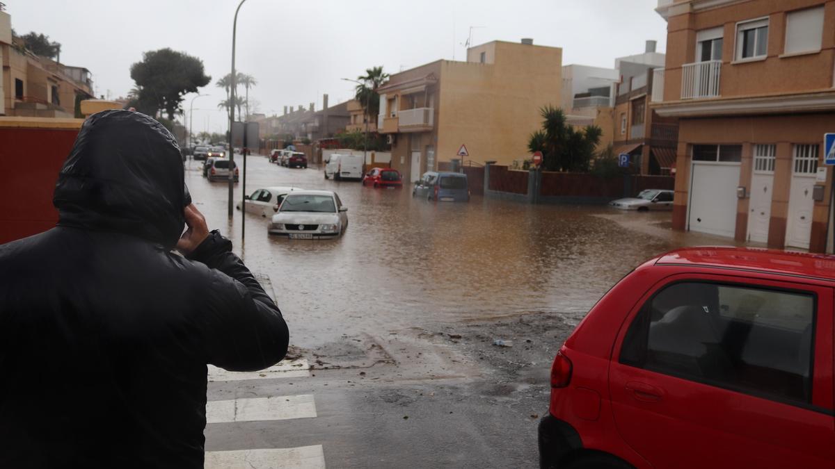 Calles de Águilas se han visto anegadas de agua este martes.
