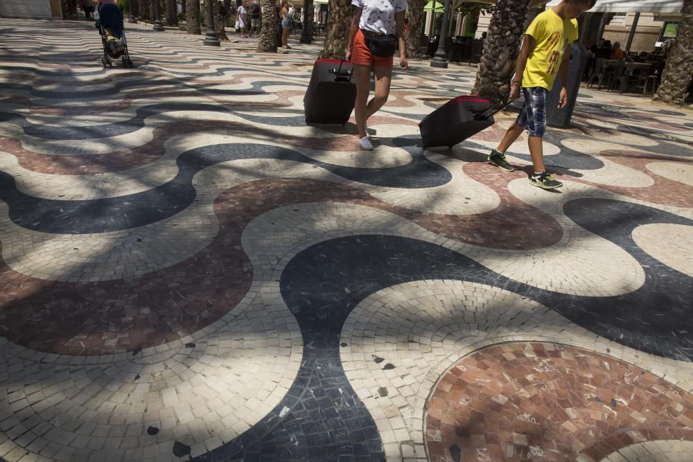 Teselas fuera de su sitio, suciedad, agujeros y grietas en el paseo de la Explanada