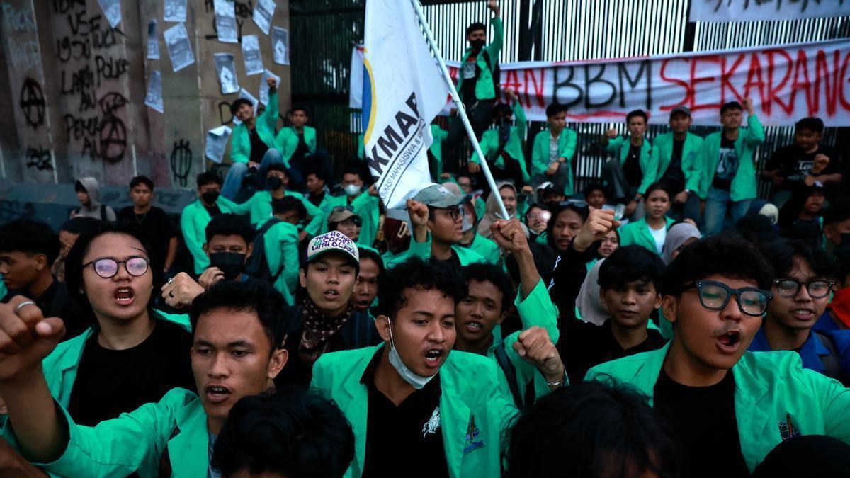 Centenares de jóvenes protestan por segundo día contra el Gobierno de Indonesia