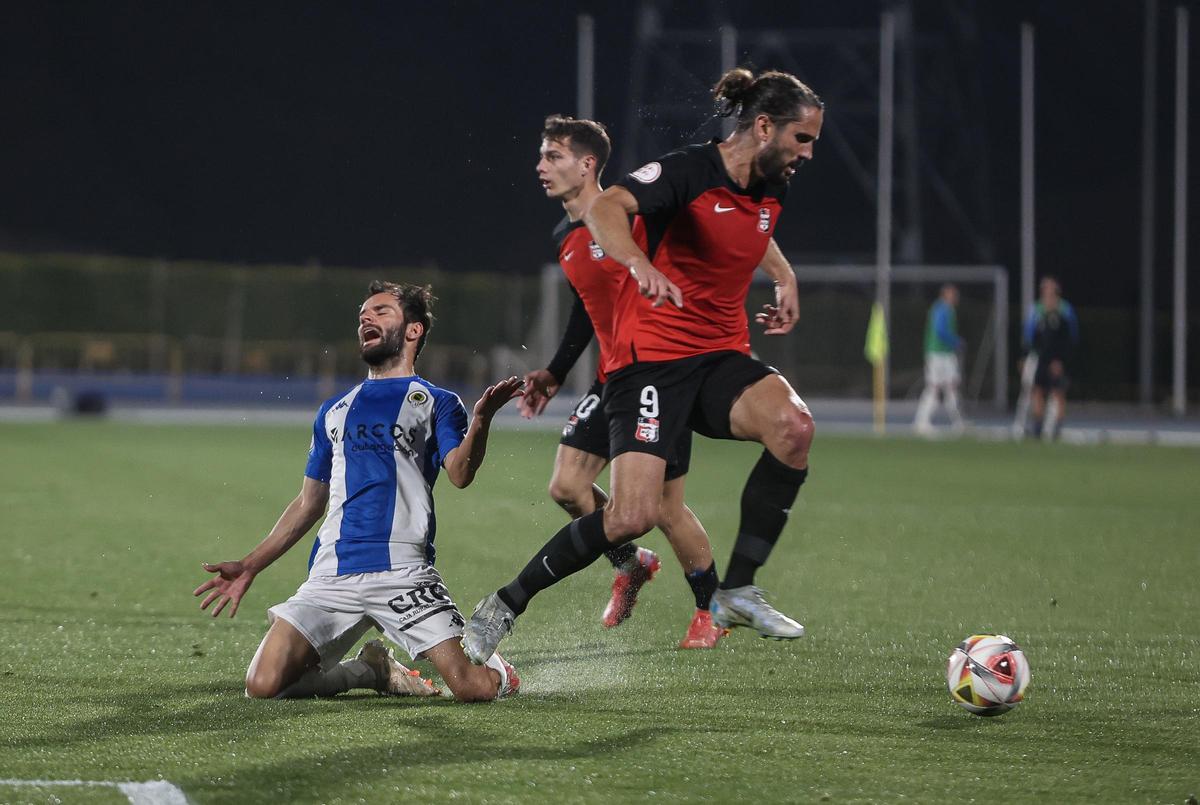 Alfonso Candelas se lamenta desde el suelo después de que Mariano Sanz le robe la pelota.