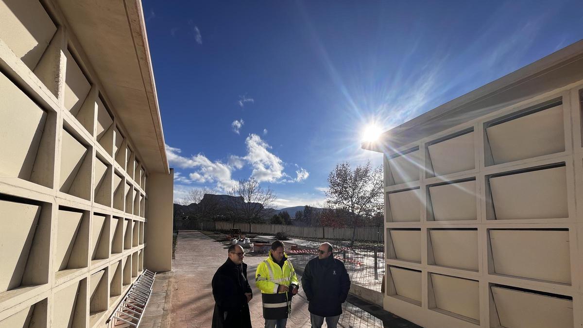 Construcción de nuevos nichos en el cementerio de Petrer